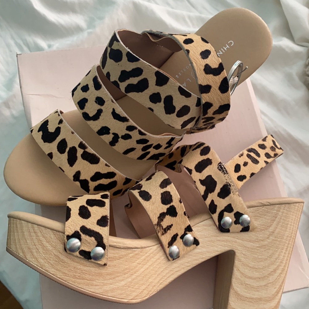 BRAND NEW CHINESE LAUNDRY FLOWER HEELED SANDAL.